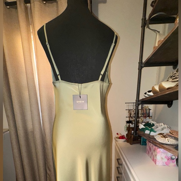 Satin dress - Picture 4 of 16